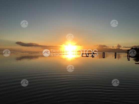 Tahiti, Moorea pendant le coucher de soleil