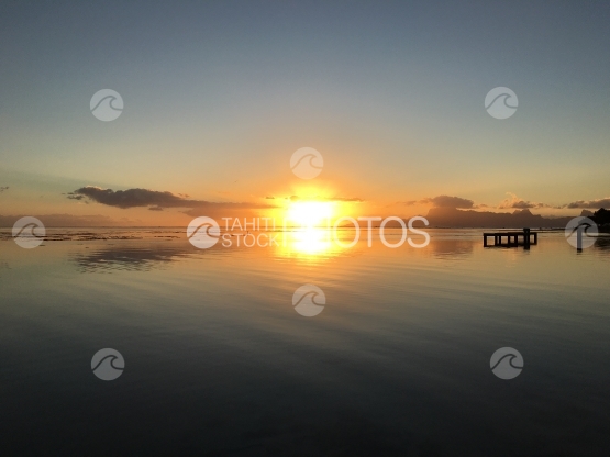 Coucher de soleil sur Moorea pris depuis Tahiti