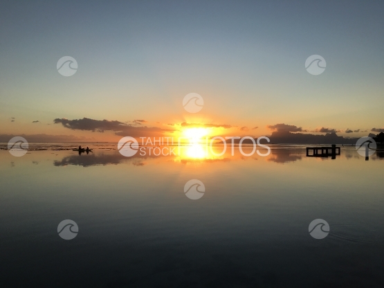 Tahiti, Canoe dans le lagon pendant le coucher de soleil