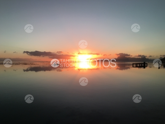 Tahiti, Canoe dans le lagon pendant le coucher de soleil