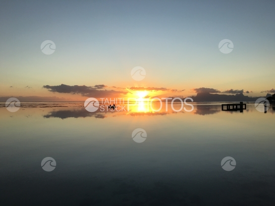Tahiti, Canoe dans le lagon pendant le coucher de soleil