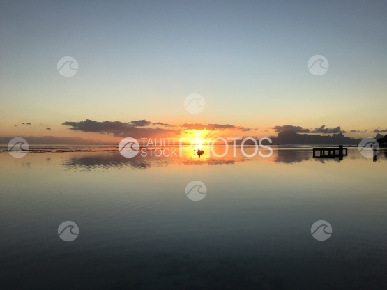 Moorea, soleil couchant reflété à la surface du lagon