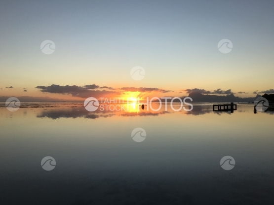 Coucher de soleil sur Moorea, pris depuis le lagon de Tahiti