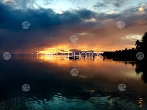 Coucher de soleil sur Moorea pris depuis Tahiti