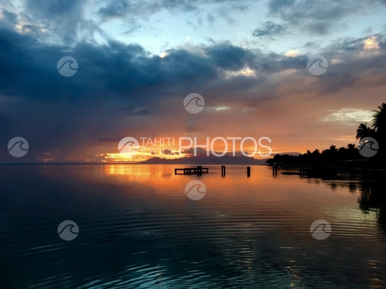 Coucher de soleil sur Moorea pris depuis Tahiti