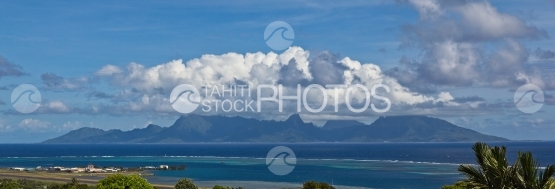 Vue panoramique de Moorea ensoleillée