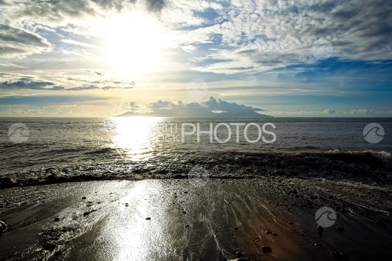 Coucher de soleil sur Moorea, depuis une plage à Tahiti