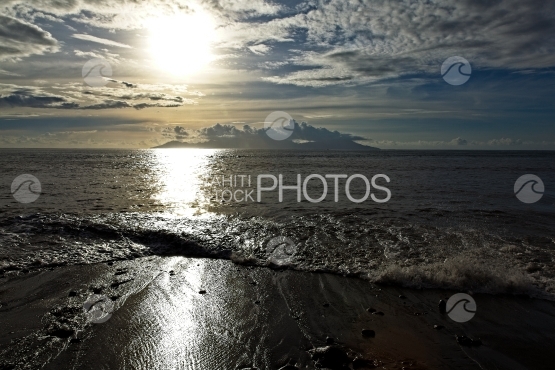 Coucher de soleil sur Moorea, depuis une plage à Tahiti
