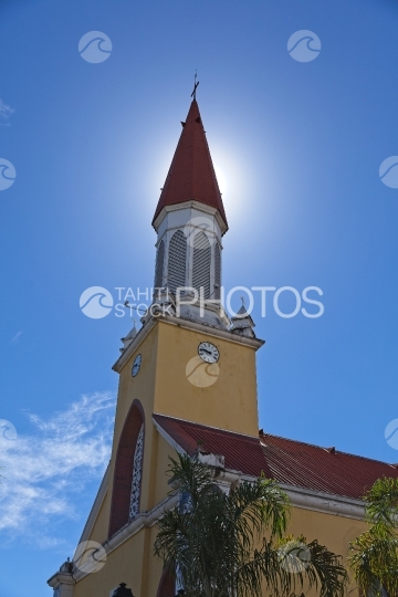Tahiti, clocher de la Cathédrale de Papeete, ciel ensoleillé