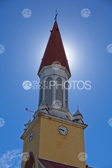 Tahiti, clocher de la Cathédrale de Papeete, ciel ensoleillé