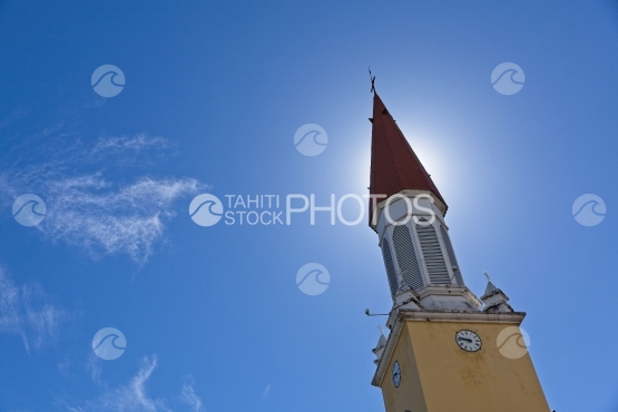 Tahiti, clocher de la Cathédrale de Papeete, ciel ensoleillé