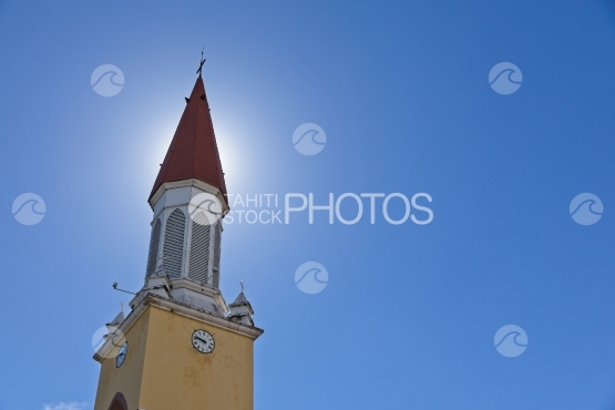 Tahiti, clocher de la Cathédrale de Papeete, ciel ensoleillé