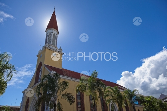 Tahiti, Cathédrale  et son clocher de Papeete, ciel ensoleillé