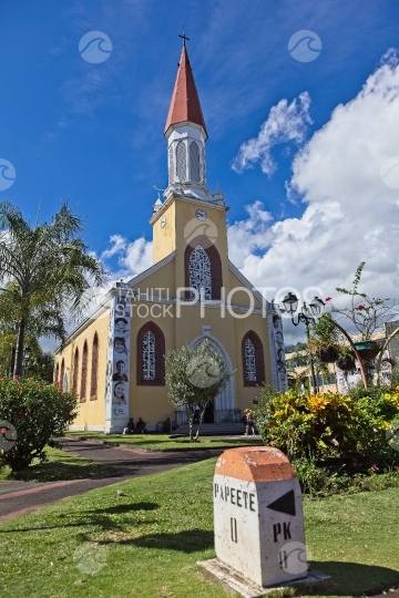 Tahiti, Cathédrale de Papeete, ciel ensoleillé, borne kilométrique pk zéro