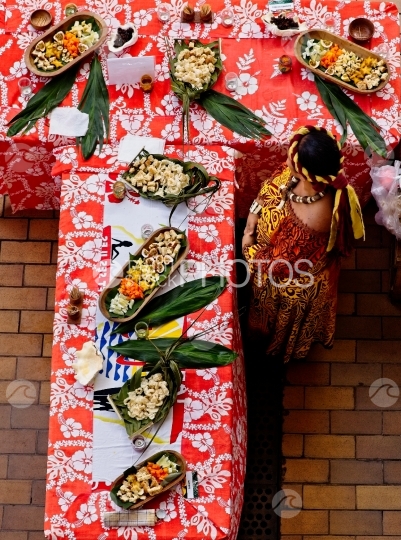 Marché de Papeete, présentation de fruits locaux par une tahitienne
