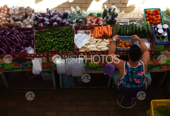 Marché de Papeete, vendeur de fruits et légumes