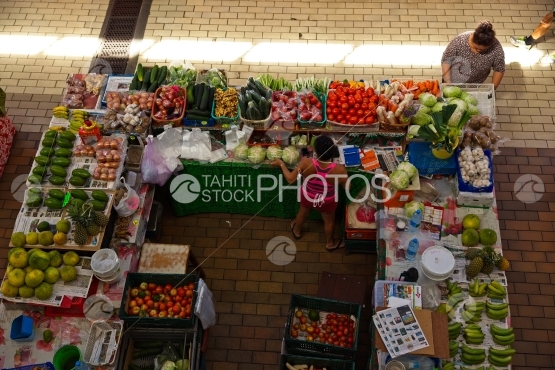 Marché de Papeete, vendeuse de fruits et légumes