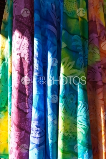 Tahiti, Pareos colorés au marché de Papeete