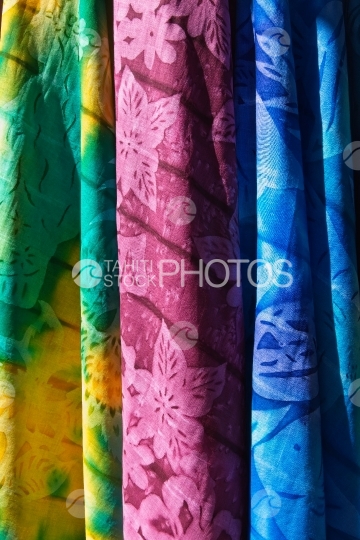 Tahiti, Pareos colorés au marché de Papeete