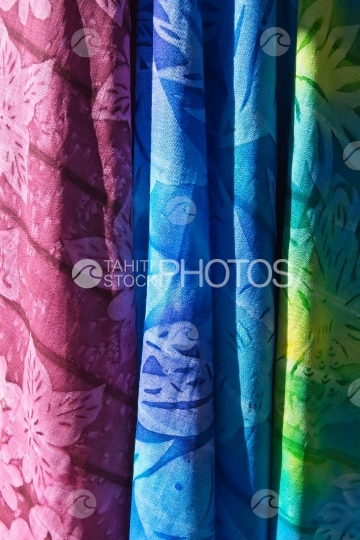 Tahiti, Pareos colorés au marché de Papeete