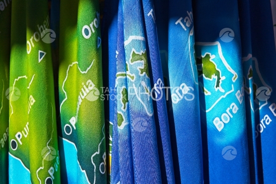 Tahiti, Pareos colorés au marché de Papeete