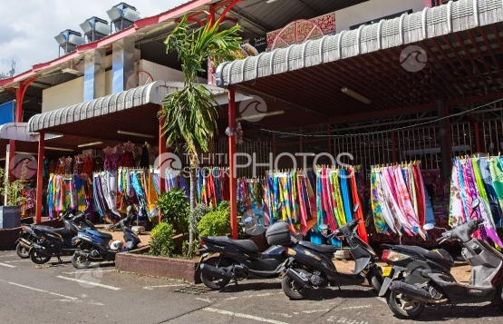 Tahiti, Pareos colorés à vendre au marché de Papeete