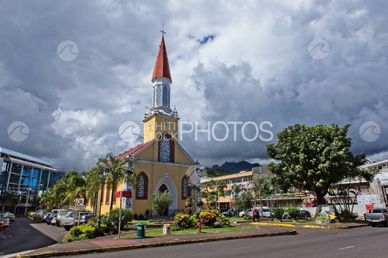 Tahiti, Cathérale de Papeete et ciel nuageux