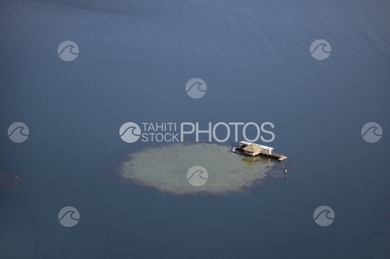 Huahine, vue aérienne d un ferme perlière dans le lagon