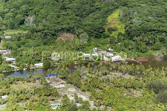 Huahine, vue aérienne de l ile et des habitations