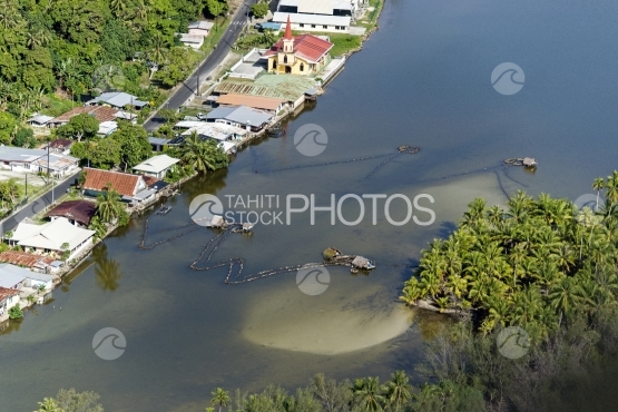 Huahine, vue aérienne des maison de pêcheurs dans la rivière