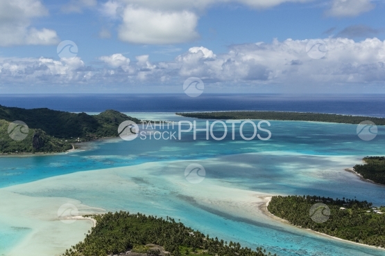 Maupiti, vue aérienne du lagon et des eaux turquoises