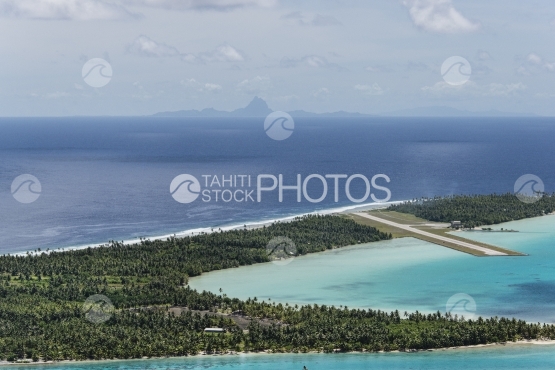 Maupiti, vue aérienne du tarmac de l aéroport, Bora Bora en arrière plan