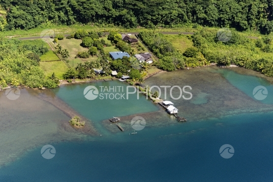 Raiatea, vue aérienne d habitation dans la baie du lagon
