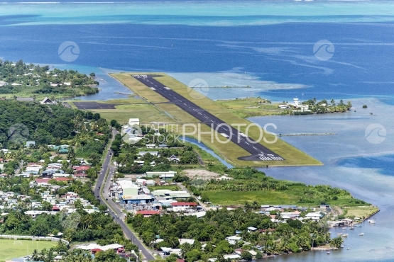 Raiatea, vue aérienne de l aéroport au bord du lagon