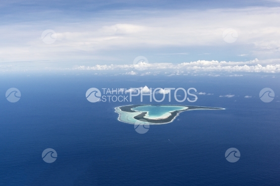 Tupai, vue aérienne de la forme de coeur de l atoll