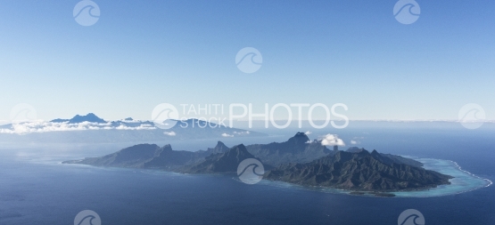 Vue aérienne panoramique de Moorea, et Tahiti en arrière plan