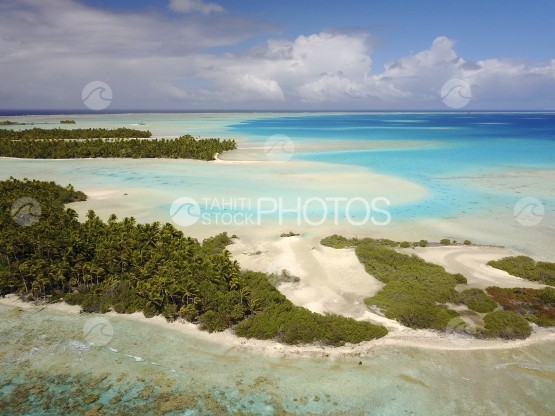 Fakarava, vue aérienne des plages de sable rose de Tetamanu