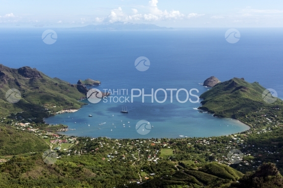 Nuku Hiva, Baie de Taiohae, Ua Pou en arrière plan