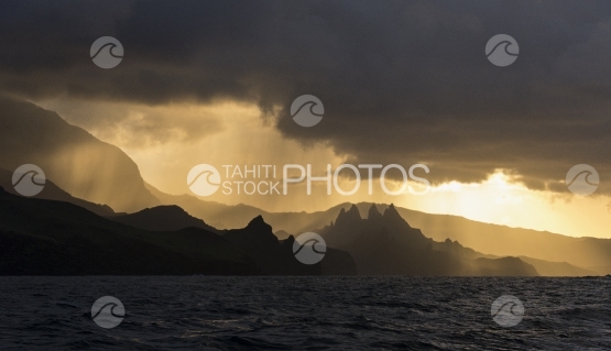 Nuku Hiva, coucher de soleil nuageux sur les montagnes de Aakapa
