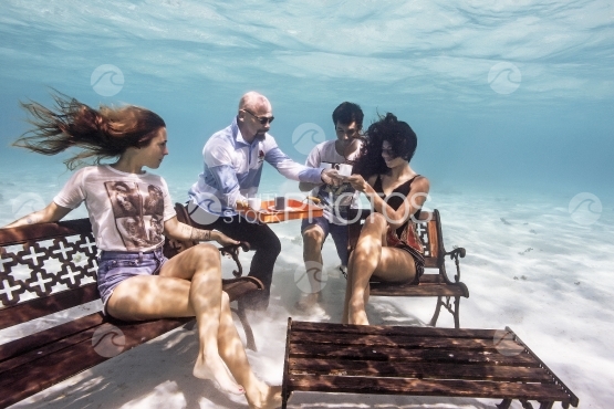Faux Apéritif entre amis au salon, sous la mer