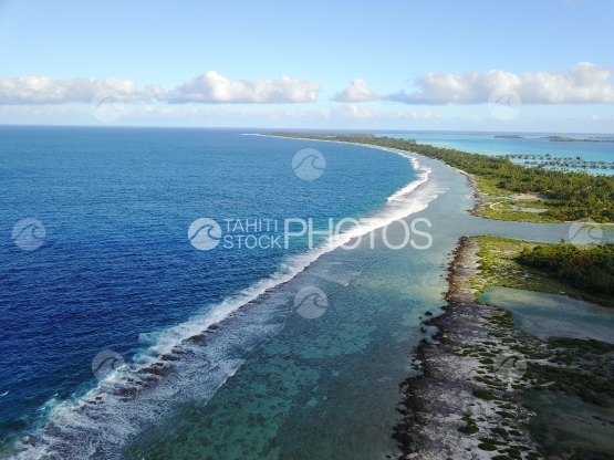 Bora Bora, vue aérienne de la barrière récifale et océan