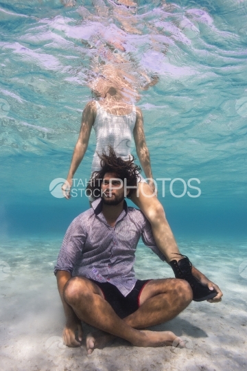 Homme et femme sous la mer