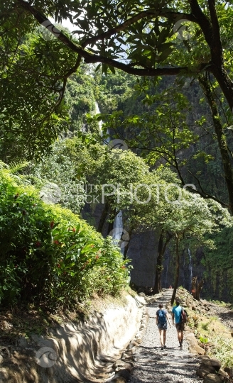 Tahiti,  couple de personnes marchant vers la cascade