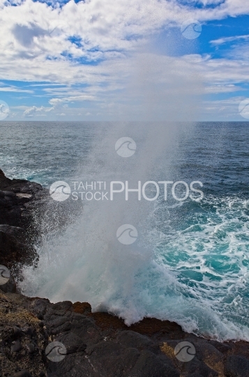 Tahiti, vagues se brisant sur le rivage rocheux