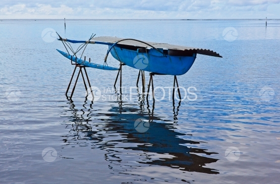 Tahiti, pirogue traditionnelle séchant sur tréteaux