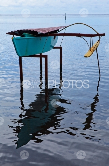 Tahiti, pirogue traditionnelle séchant sur tréteaux