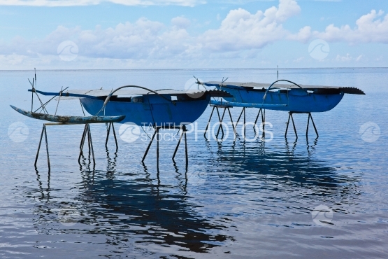Tahiti, Deux pirogues traditionnelles séchant sur tréteaux