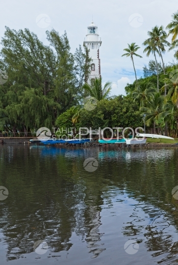 Tahiti, phare de la pointe Vénus et pirogues traditionnelles dans le lagon