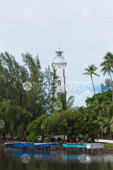 Tahiti, phare de la pointe Vénus et pirogues traditionnelles dans le lagon