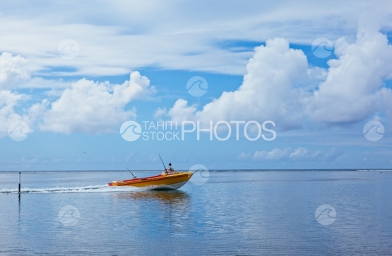 Tahiti, poti marara, bateau de pêche navigant sur le lagon